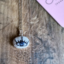 Cargar imagen en el visor de la galería, Colgante bordado corazón y ojo