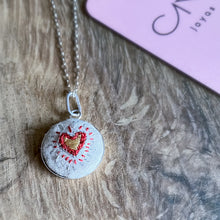 Cargar imagen en el visor de la galería, Colgante bordado corazón y ojo
