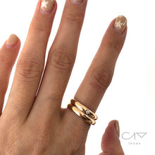 Cargar imagen en el visor de la galería, Argollas de matrimonio inglesas con diamante