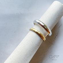 Cargar imagen en el visor de la galería, Argollas de matrimonio con textura facetada