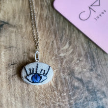 Cargar imagen en el visor de la galería, Colgante bordado corazón y ojo
