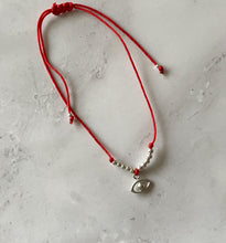 Cargar imagen en el visor de la galería, Pulseras hilo rojo y ojo
