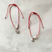 Cargar imagen en el visor de la galería, Pulseras hilo rojo y ojo
