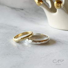 Cargar imagen en el visor de la galería, Argollas de matrimonio con textura facetada

