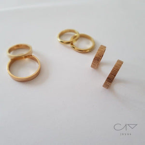 Argollas de matrimonio con textura vertical